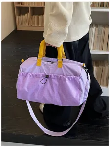 Detalle de bolsa de viaje ligera, gran bolsa de deporte con asa para viajes cortos.