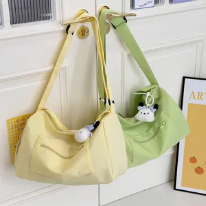 Large capacity casual travel shoulder bag, lightweight canvas fitness gym bag for women.