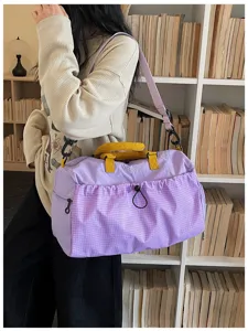 Bolsa de viaje grande con bolsillo de cuadros y asas amarillas para gimnasio y viajes.