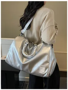 Silberne Reisetasche aus weichem Leder, modische Sporttasche und praktische Pendeltasche.