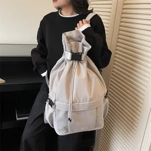 Hellgrauer Kordelzug Rucksack fuer taegliche Reisen, FreizeitSport und vielseitige Nutzung.