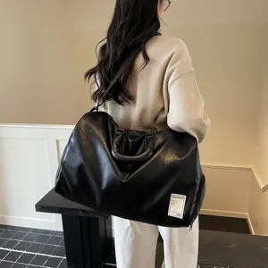 Große schwarze Leder Reisetasche, stilvolle lässige Fitness Sporttasche für den Pendelverkehr.