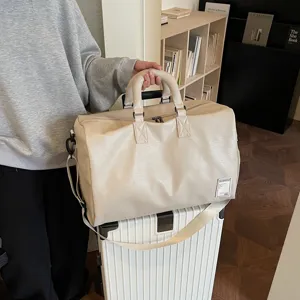 Beige weiche Leder Reisetasche für Fitness, Pendeln und Urlaub mit praktischem Griff.