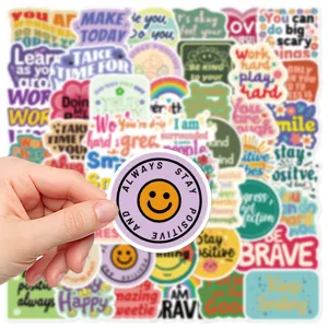Gros plan sur des autocollants étanches colorés d'affirmation positive avec des citations.