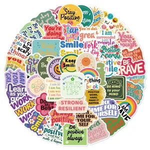 Gros plan détaillé de stickers d'affirmation positive colorés, autocollant étanche esthétique.