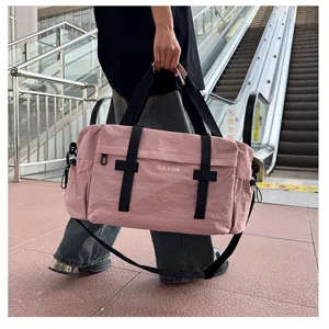 Roze reistas sporttas detailweergave, grote capaciteit lichtgewicht handtas voor korte reizen.