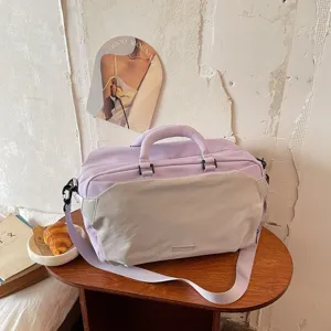 Lavendelfarbene Reisetasche mit Schuhfach, stilvolles Lifestyle-Detailfoto auf Holztisch.