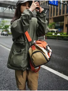 Modische Color-Block Reisetasche für Damen und Herren, ideal für Sport und Fitness.