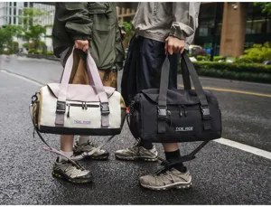 Detailansicht der stylischen Sporttasche mit NassTrocken Trennung und Schultergurt.