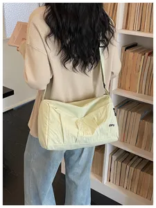 Casual Japanese minimalist large capacity travel shoulder bag for daily commuting and trips.