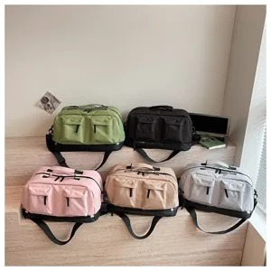 Borsa da viaggio versatile con più tasche, borsone sportivo leggero per brevi viaggi.