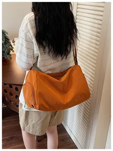 Large capacity travel duffel bag for fitness, lightweight casual crossbody sports luggage bag.