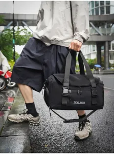 Detailansicht der schwarzen Sportreisetasche mit robusten Gurten und praktischen Schnallen.