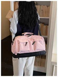 Vista dettagliata della borsa da viaggio rosa che mostra la grande capienza e le tasche.