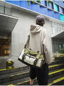 Detailansicht der stylischen Colorblock Reisetasche mit praktischem Schultergurt outdoor.