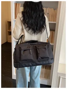 Grande borsone da viaggio nero borsa sportiva leggera per brevi viaggi e allenamenti fitness.