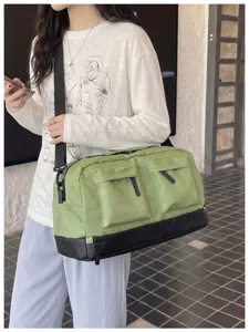 Grande borsa da viaggio e sportiva per brevi soggiorni con capienza elevata e pratica.
