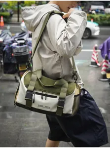 Detailansicht der stilvollen Sport-Reisetasche im Farbdesign mit robusten Gurten und Mesh-Tasche.