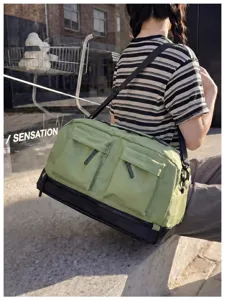 Vista dettagliata di grande borsa da viaggio con doppie tasche anteriori e tracolla.