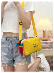 Trousse de maquillage colorée style dopamine avec plusieurs compartiments de voyage.