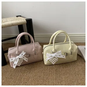 Minimalistische Handtaschen im Bowling-Stil mit eleganten Perlen- und Spitzenbogendetails