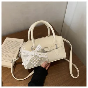Elegante cremefarbene Bowling-Handtasche für Damen mit Spitzenschleife und Perlenherz