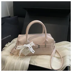 Elegante rosa Bowling-Handtasche mit Perlenspitzen-Charm für stilvolle Sommermode.
