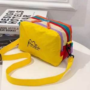 Trousse de toilette colorée multicouche aux couleurs dopamine avec une bandoulière
