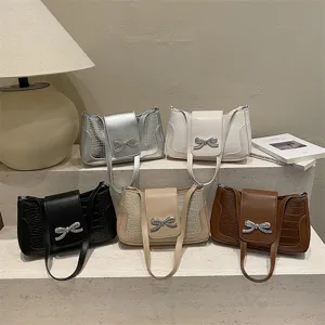 Elegantes bolsos de hombro con lazo en cinco colores y textura de cocodrilo lujo