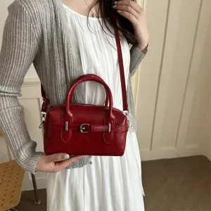 Modische rote Damen Bowling-Handtasche mit silbernen Schnallen und verstellbarem Gurt