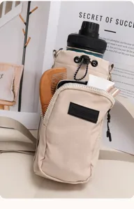 Detailansicht: Beige Flaschentasche mit mehreren Taschen und verstellbarem Schultergurt
