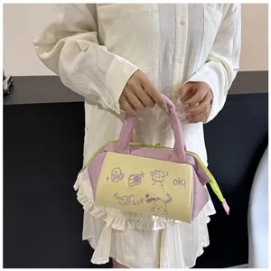 Süße Kosmetiktasche im INS-Stil in Lila und Gelb mit verspielten Stickereien im Detail