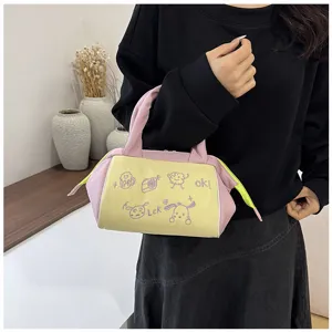 Süße Kosmetiktasche in Kontrastfarben mit handgezeichneter Stickerei und pinkem Griff.