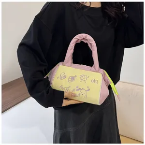 Nahaufnahme der süßen, farblich abgesetzten Kosmetiktasche mit lila Cartoon-Stickerei