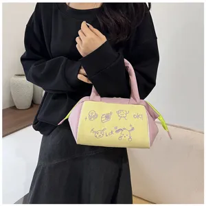Süße Kosmetiktasche im Color-Blocking-Design mit Stickerei, präsentiert von einem Model.