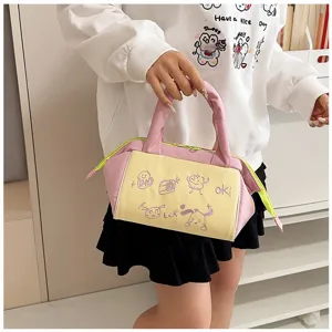 Süße rosa-gelbe Schminktasche mit Cartoon-Doodles, präsentiert von einem Mädchen