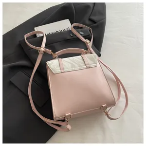 Dettaglio di uno zaino rosa in pelle PU con patta chic a motivo marmoreo