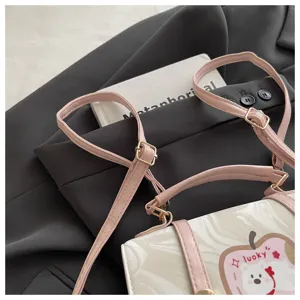 Vista dettagliata della stampa dell'orso e dei cinturini rosa su una borsa per bambina