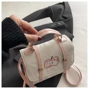 Primo piano di un grazioso mini zaino con motivo marmorizzato rosa e bianco e manico