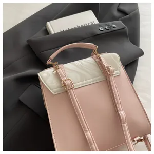 Zainetto rosa alla moda con patta marmorizzata e spalline regolabili in ambientazione lifestyle.