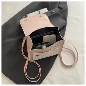 Vista interna dettagliata dello zaino rosa elegante con spazio per telefono e portafoglio.
