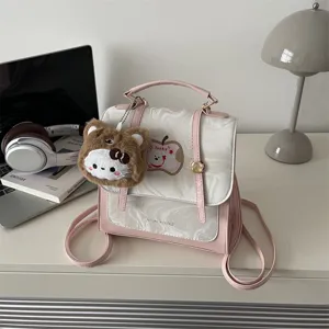 Dettaglio del mini zaino marmorizzato rosa con portachiavi a forma di orsetto