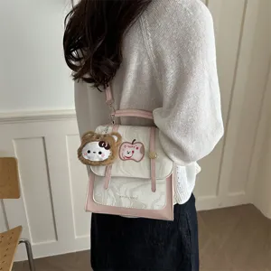 Zaino in stile Lolita rosa e bianco con un simpatico dettaglio charm a orsetto