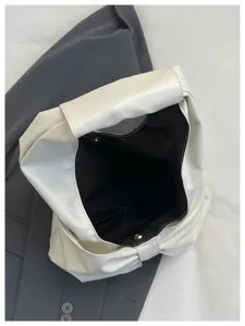 Détail intérieur d'un sac cabas nœud blanc avec doublure noire et fermoir magnétique