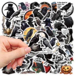 Gros plan détaillé d'un sticker corbeau gothique sombre, imperméable et décoratif.