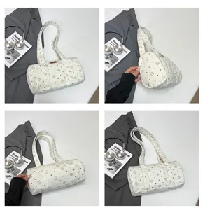 Vues détaillées du sac à bandoulière cylindrique en velours côtelé blanc à motif d'étoiles