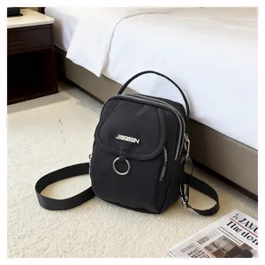 Mini borsa a tracolla in nylon nero con tre cerniere e dettaglio ad anello chic.