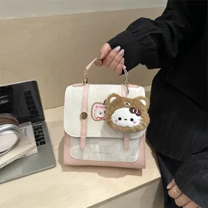 Borsa a tracolla alla moda in marmo rosa e bianco con un simpatico ciondolo di peluche