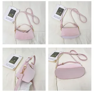 Vues détaillées sous plusieurs angles d'un sac à bandoulière rose vintage avec fermoir doré.