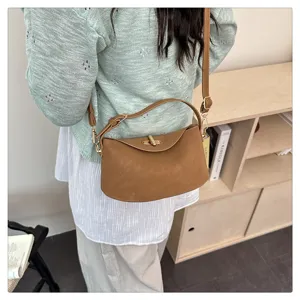 Sac à bandoulière vintage en similicuir marron texturé avec fermoir doré élégant